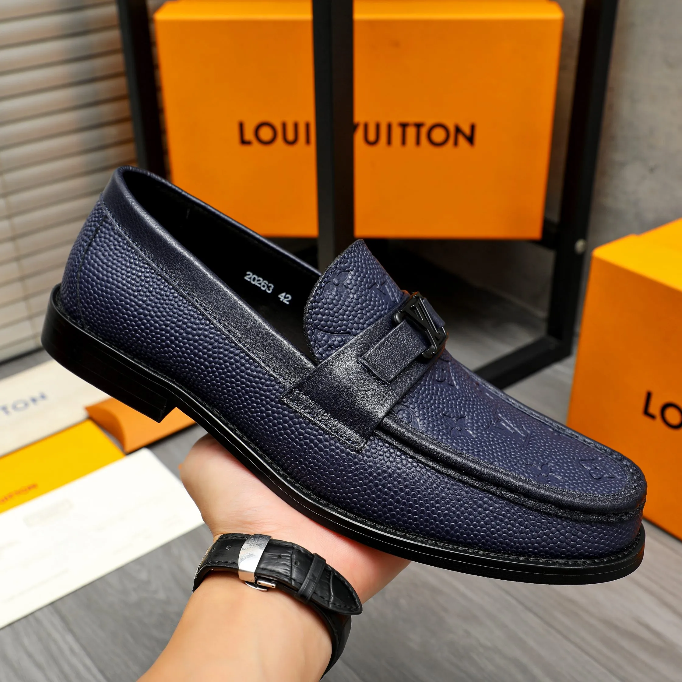 Men's shoes 💰420 Product trademark: LV "Louis Vuitton" business slip-on leather shoes Regular size: 38-45 (45 is custom-made and non-returnable) Product materials: Selected grain embossed cowhide upper, cowhide lining, original outsole